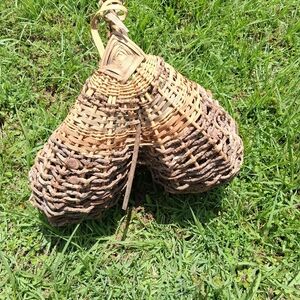 MAGNIFICENT VINTAGE BUTTOCK GATHERING BASKET. SIZE 20 BY 17